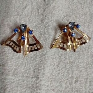Goldtone fan 🪭 clip earrings blue crystals